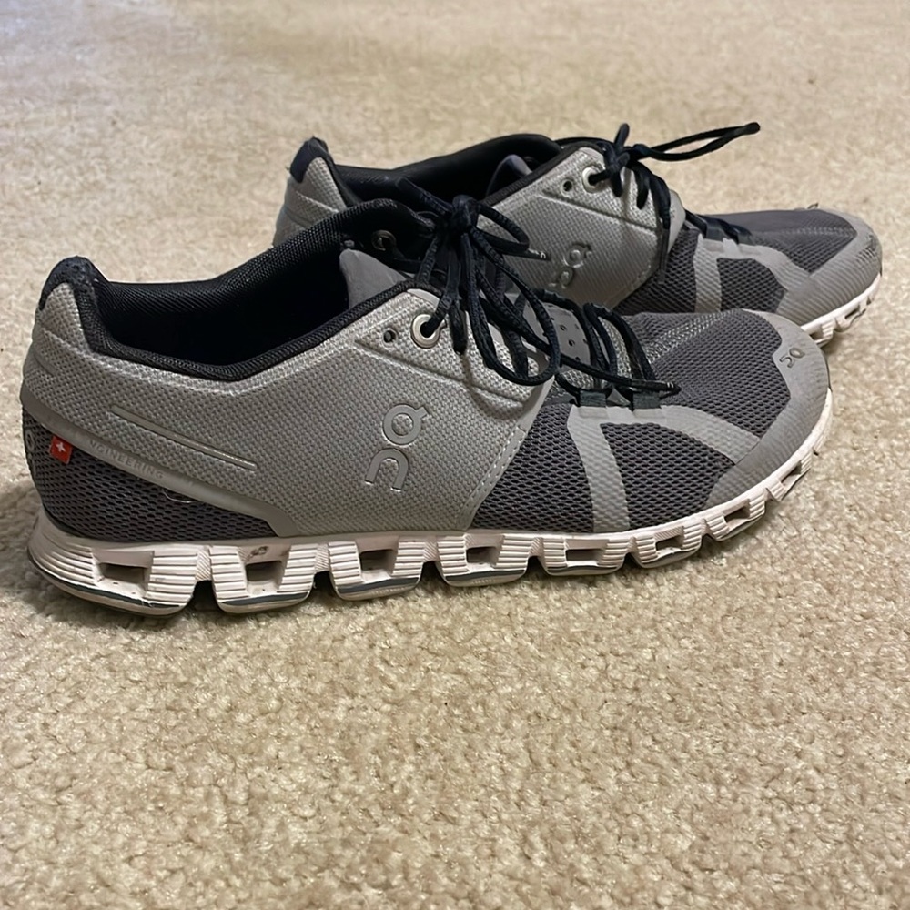 Well Loved OnCloud tennis shoe